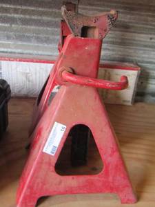 lot 16 image: Red heavy duty jack stands qty 2
