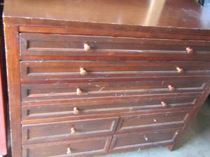 lot 30 image: 8 drawer wooden desk, 2 drawers are missing knobs, needs TLC