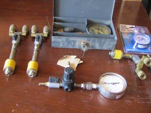 lot 26 image: various gauges & gauge valve pieces