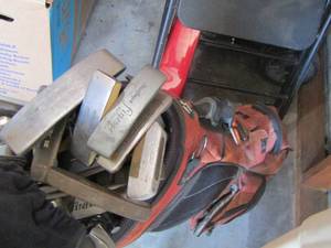 lot 31 image: Fall design golf bag with various Spalding  clubs- king snake- plus more clubs