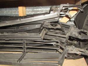 lot 53 image: large qty of BLACK FORD FOCUS front grill   QTY 20 PLUS