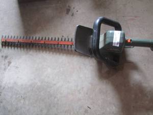 lot 74 image: Black and Decker autostop 22 blade electric hedge trimmer
