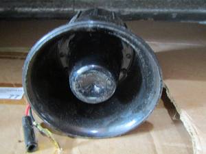 lot 77 image: Large box of car or truck horns
