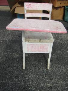 lot 85 image: Pink Childrens SCHOOL  desk wooden      needs a little touch up