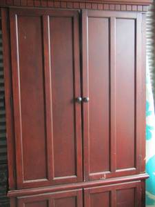 lot 7 image: TV entertainment center 4 doors