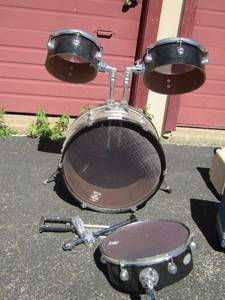 lot 3 image: Pearl Travelor Drums set