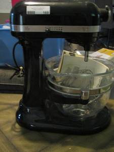 lot 169 image: Kitchen aid mixer in good condition black in color pro 600 design