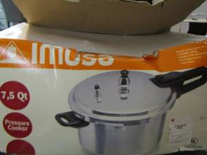 lot 185 image: IMUSA  7.5 qt pressure cooker new in box