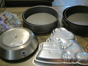 lot 192 image: 4 various size cake pans , cookie cutters, jello molds and 3 tier party platter