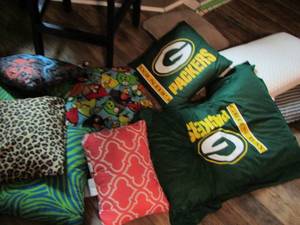 lot 200 image: throw pillows