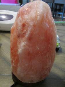 lot 221 image: Himalaya salt lamp 7in tall
