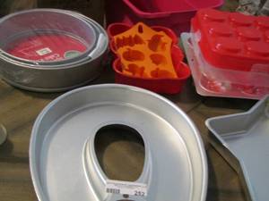 lot 252 image: aluminum baking pan lot