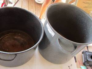 lot 259 image: Speckled roasting stock pots  qty 2