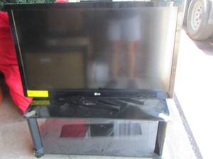 lot 275 image: LG 45 TV on stand -153518