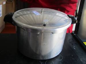 lot 277 image: Presto pressure cooker