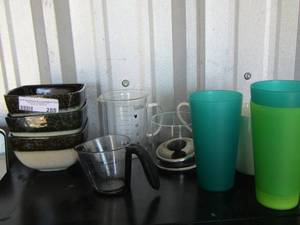 lot 288 image: 3 cereal bowls, measuring cups, coffee cups plus