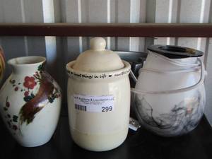 lot 299 image: small vase- scentsy warmer-small covered jar