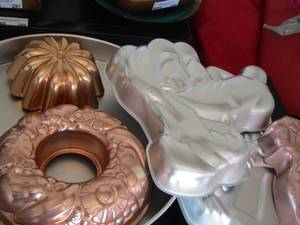 lot 312 image: Lot of large and small jello molds, goofy, bugs bunny,