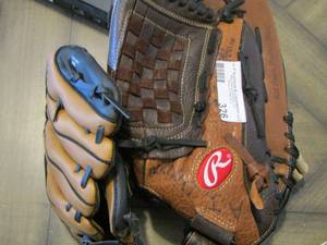 lot 326 image: Rawlings baseball gloves qty 3