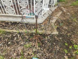 lot 217 image: Wrought iron dual planter-pot holder - 31 tall
