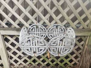 lot 214 image: Cast metal hanging planters - total of 6 - need tools to remove from fence -