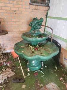 lot 201 image: Large fountain - believe it is in 4 sections - working condition Unkown