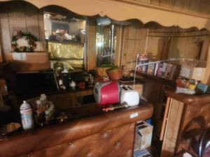 lot 194 image: Contents of bar area