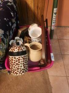 lot 191 image: Contents of bin - various home decor and more
