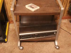 lot 188 image: Vintage Montgomery Ward Airline Fm-Am-Fm Stereo - 8 track player - turn table and cart