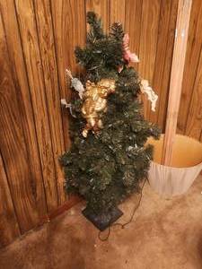 lot 185 image: 44 tall Christmas tree