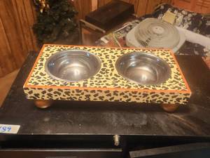 lot 166 image: Pet food and water dish with wood stand