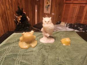 lot 160 image: Selection of animal shaped candles - Owl and Frogs
