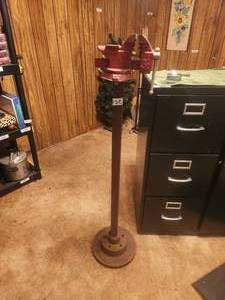 lot 150 image: 3 12 vice on stand