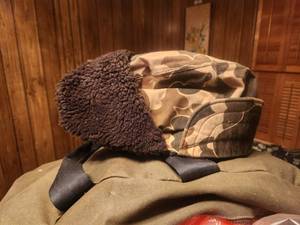 lot 147 image: Canvass bag with Camo-hunting items -gloves, hats, etc.