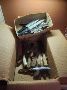 lot 134 image: Box of kitchen knifes