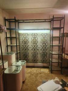 lot 121 image: Wrought iron display shelf unit with light - 5-pieces - bring tools to take apart - 16 deep x 85 wide x 87 tall