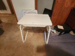 lot 117 image: Small foldable desk