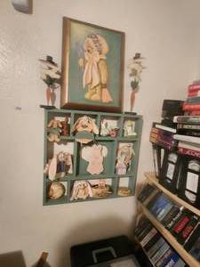 lot 111 image: Selection of bunny themed decor.