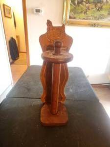 lot 96 image: Wood chicken themed paper towel holder