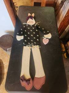 lot 90 image: Wood decorative bunny decor.
