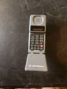 lot 82 image: Vintage At&T cell phone