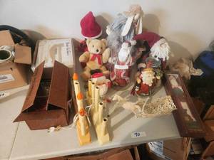 lot 70 image: Selection of Christmas decor.