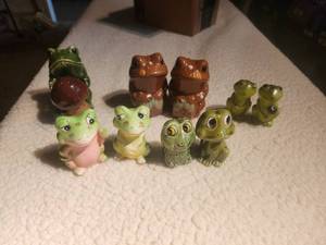 lot 61 image: Selection of frog themed salt & pepper shaker sets
