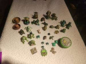 lot 58 image: Selection of miniature frog figures