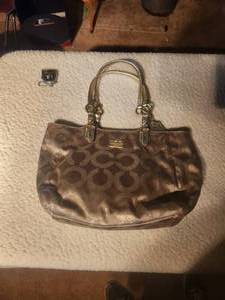 lot 42 image: Coach Purse - authenticity not known