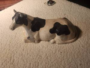 lot 40 image: Ceramic cow figure