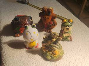 lot 38 image: Selection of frog themed banks