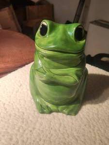 lot 7 image: Vintage frog cookie jar - 6-29-1979