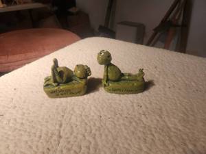 lot 11 image: Vintage Gibson Greeting frog figures - 1977