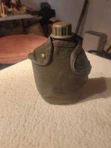 lot 14 image: Vintage US Army water canteen
